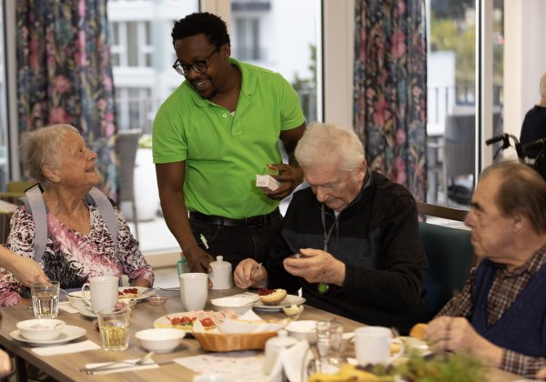 Mitarbeiter helfen beim basteln