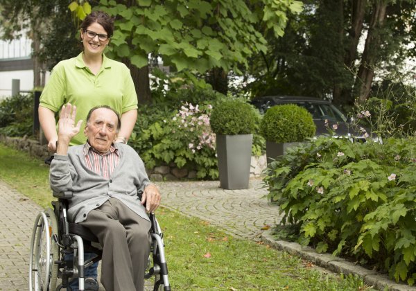 Pflegehelfer beim Spaziergang