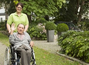 Pflegehelfer beim Spaziergang