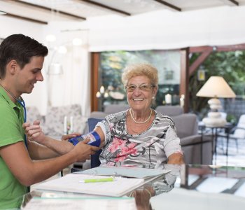 Blutdruckmessung bei HP Klientin Zuhause